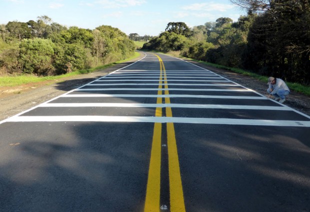 Faixas pintadas no pavimento ajudam a reduzir a velocidade dos carros na região do parque. Foto: Divulgação/Assessoria 