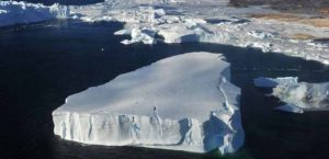 Foto aérea mostra grande pedaço de iceberg que se desprendeu na Antártica após derretimento de uma geleira. Foto: Zhang Jiansong - 1º março/2014 / Xinhua
